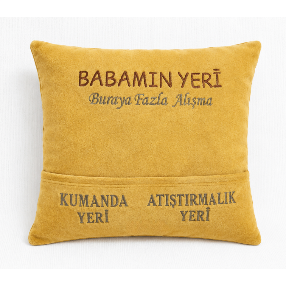 Babalar Günü Hediyesi Babamın Yeri Kumanda Cepli Nakışlı Dekoratif Yastık | TV Kumandalık Organizer Yastık Sarı